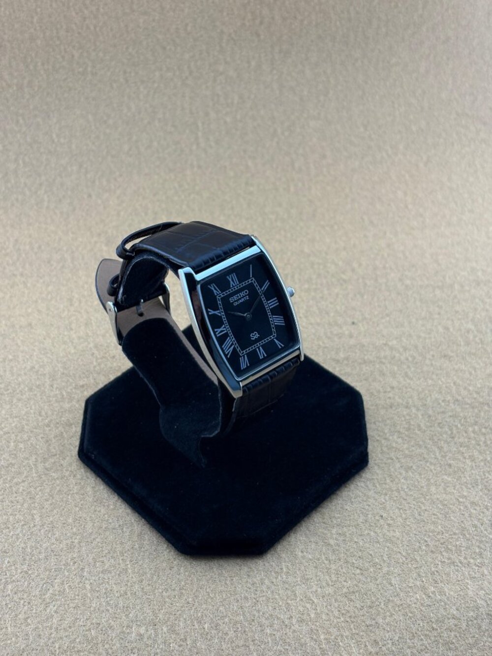 BLACK SILVER BARREL VINTAGE Seiko Vintage slim men's Watch